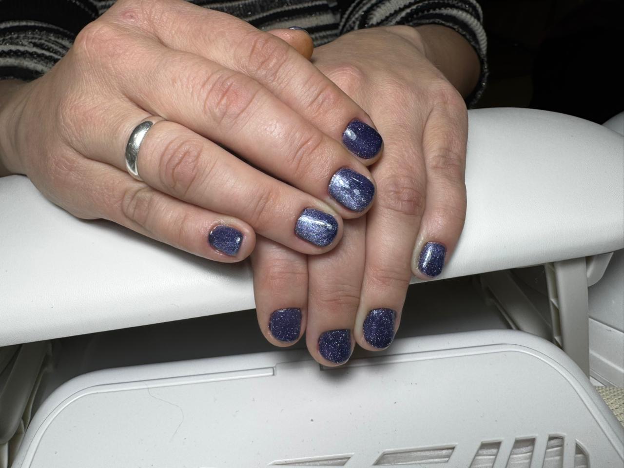 Маникюр с глиттером в Astra Studio Рудный