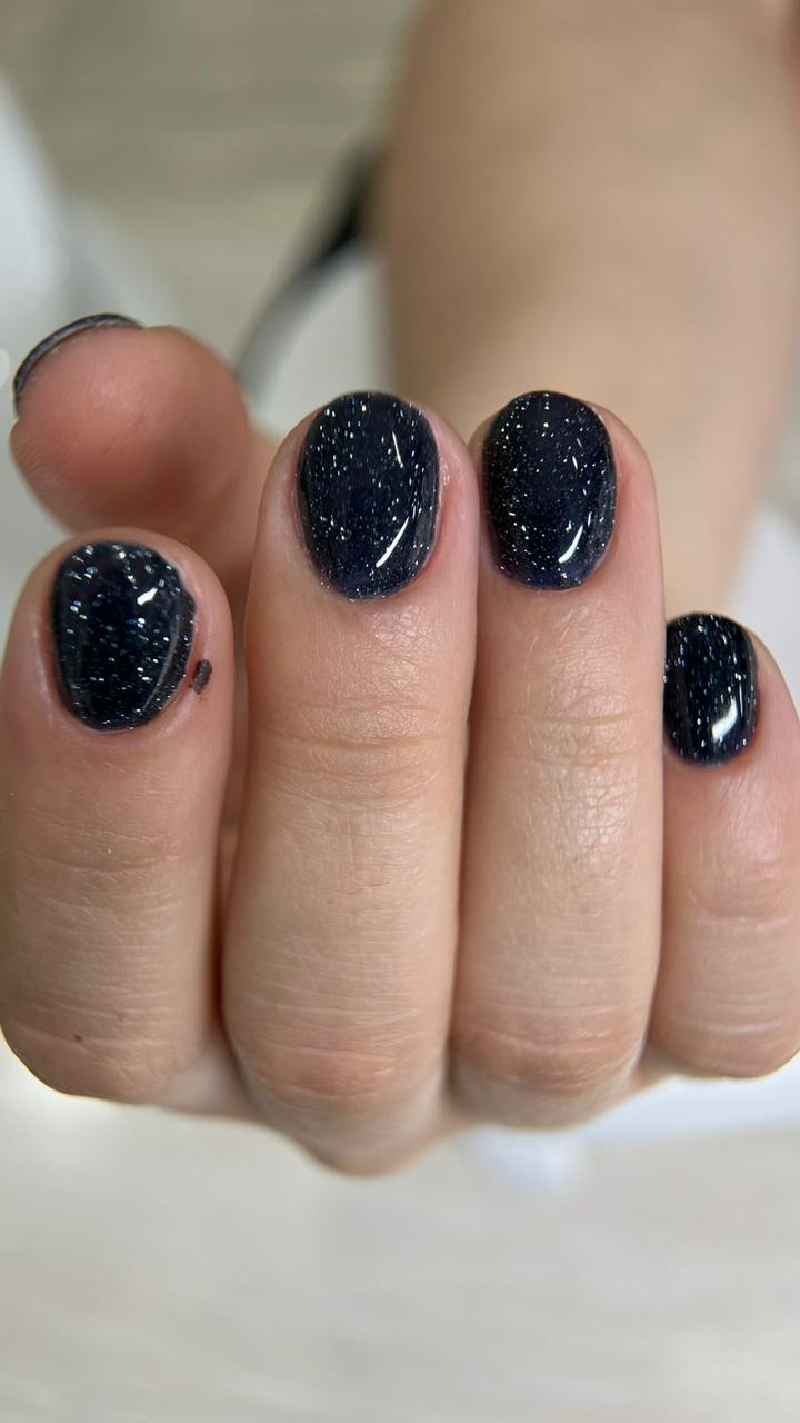 Маникюр тёмный с блёстками в Astra Studio Рудный