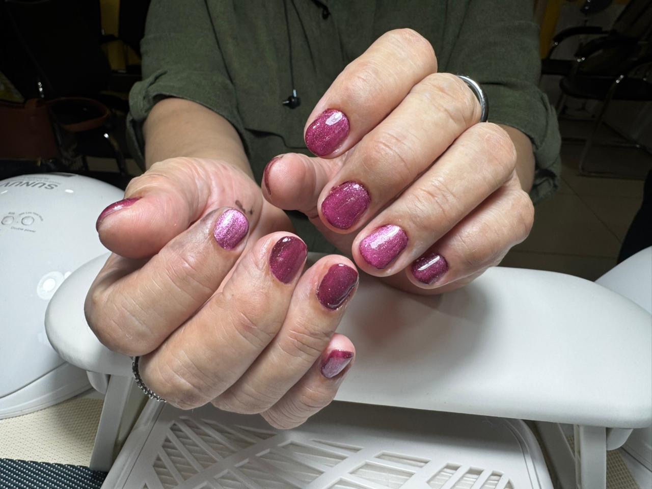Маникюр фуксия с глиттером в Astra Studio Рудный
