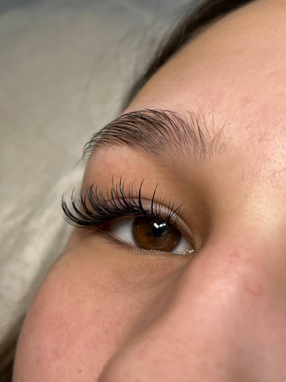 Наращивание ресниц крупный план в Astra Studio Рудный